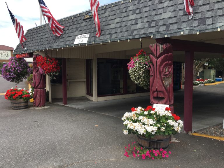 West Winds Motel Mount Vernon, WA Tiki with Ray